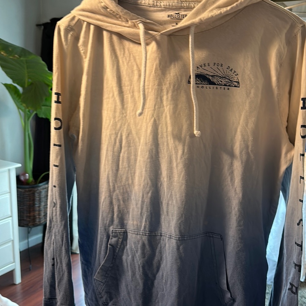 Cream/blue size M men’s long sleeve hooded tee shirt